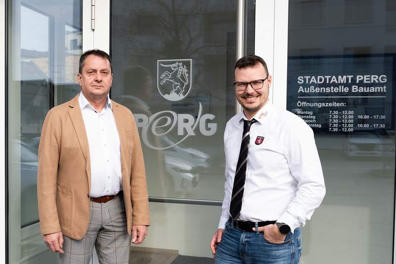 Bürgermeister Froschauer (links) und Bauamtsleiter Traxler vor dem Bauamt in Perg, das in einen revitalisierten Leerstand im Stadtzentrum einzog.