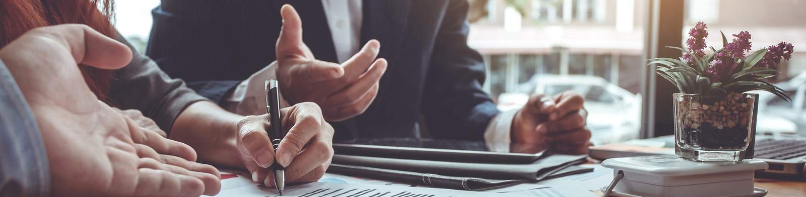 Symbolfoto eines Projektteams, das Daten analysiert, wie es für den Nachweis der Klimaverträglichkeit von EU-Förderprojekten aus IBW/EFRE & JTF vorgeschrieben ist.