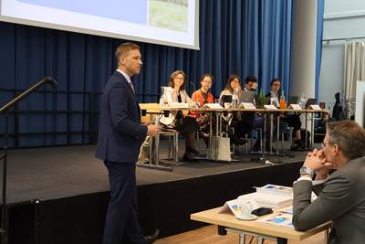 Simon Ortner (Land Niederösterreich) begrüßte im Minoritenkloster der Stadt Tulln die Teilnehmer:innen des 4. Begleitausschusses des Programms IBW/EFRE & JTF.