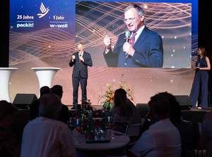 Oberösterreichs Landeshauptmann Stelzer bei der Eröffnung der mit EFRE-Mitteln geförderten Wellpappe-Fabrik von w-well.