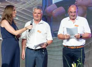 Geschäftsführer Walter Freimüller und Karl Ömmer von w-well, bei der Eröffnung der aus dem EU-Förderprogramm IBW/EFRE & JTF geförderten Fabrik für Wellpappeverpackungen.