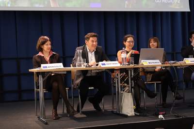 Nicolas Gibert-Morin und Doris Mangold (EK, GD REGIO) präsentieren den "Bericht aus Brüssel"