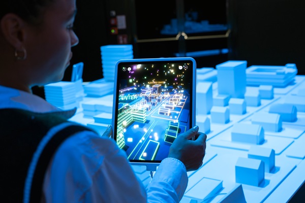 Organisiert werden die Ausstellungen in einem der modernsten LED-Showrooms vom Digitalsierungsteam, das über eine EU-Förderung finanziert wird.