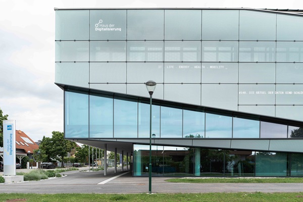 Das Haus der Digitalisierung in Tulln vernetzt Wirtschaft und Lehre und bietet ein vielfältiges Angebot rund um das Thema Digitalisierung für die niederösterreichische Wirtschaft.