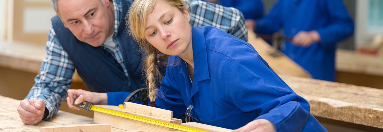 Foto aus einer Tischlerei als Symbol für Investitionen in heimische Gewerbebetriebe für mehr Beschäftigung.