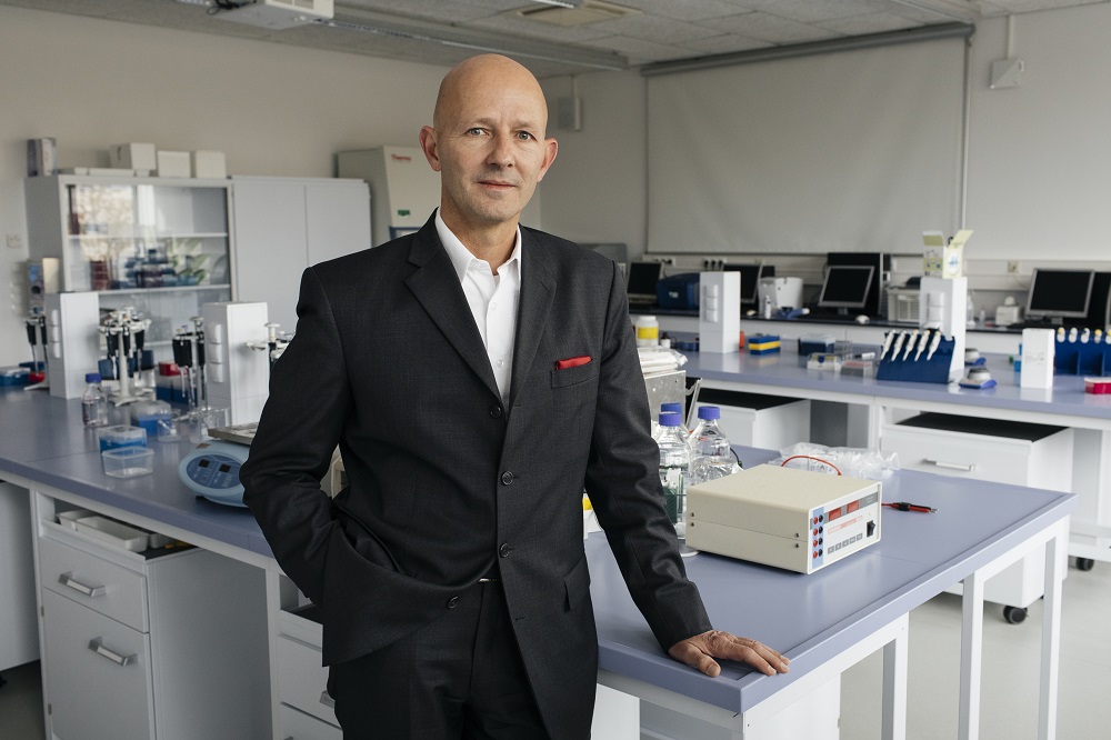 Foto Claus Zeppelzauer in einem Labor im Technopol Tulln