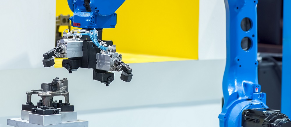 Unternehmen können unter Erfüllung definierter Bedingungen im Förderprogramm IWB/EFRE um EU-Förderungen für Investitionen in moderne und innovative Produktionsmittel ansuchen. Das Bild zeigt einen Roboterarm für automatisierte Fertigung als Symbol für förderfähige betriebliche Investitionen.