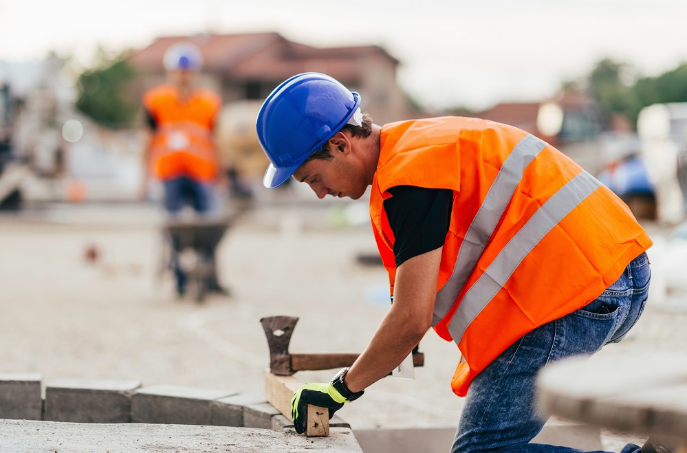 Betriebserweiterungen und neue Betriebsgebäude, aber auch der Umbau von Plätzen und die Neugestaltung von Freizeitinfrastruktur werden aus dem Europäischen Fonds für regionale Entwicklung gefördert. Foto von zwei Bauarbeitern die an einem Straßenumbau oder ähnlichem arbeiten